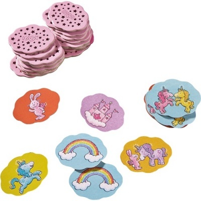 Cartas de jogo coloridas com desenhos de unicórnios, arco-íris, coelhos, castelos e texto LAVAL em fundo branco