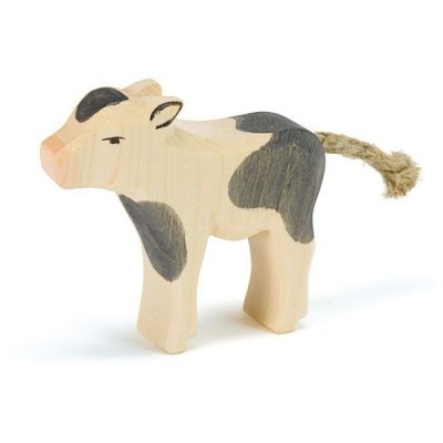 Figura de vaca em madeira clara com pintas cinzentas e cauda de corda