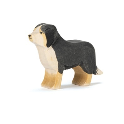 Figura de cão de madeira pintada em preto, branco e castanho claro