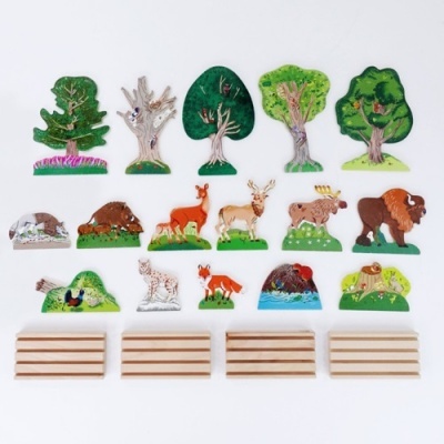 Peças de madeira decorativas pintadas com árvores e animais, com bases para encaixe