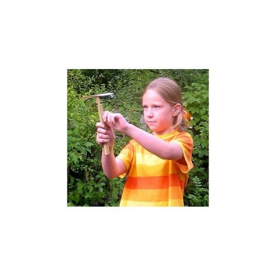 Menina com t-shirt laranja segura martelo em ambiente exterior verde