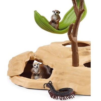 Figura decorativa com suricatos, árvore e piolho-de-cem-pés em cenário desértico plástico