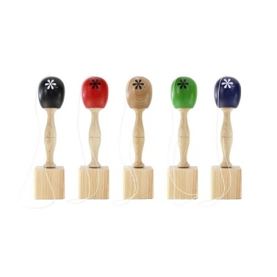 Cinco piões de madeira coloridos com padrões brancos em fundo branco