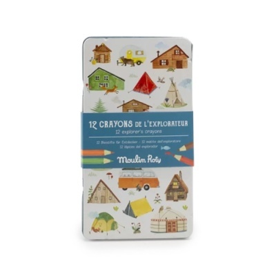 Estojo metálico de 12 crayons com ilustrações de tendas e cabanas coloridas e faixa azul com texto.