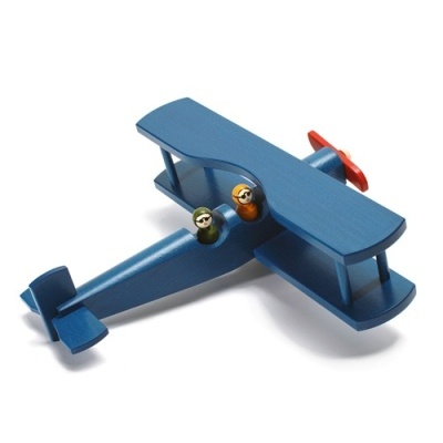 Avião de brinquedo azul em madeira com hélice vermelha e duas figuras pequenas na cabine