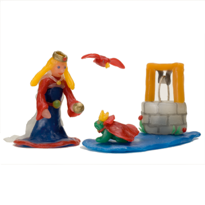 Conjunto de figuras de princesa, lagarto com capa e coroa, poço e pássaro sobre base azul