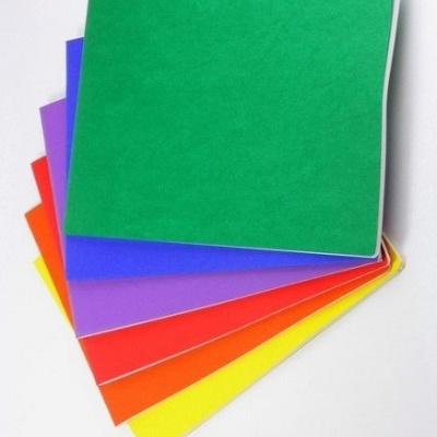 Conjunto de capas de cadernos coloridas empilhadas