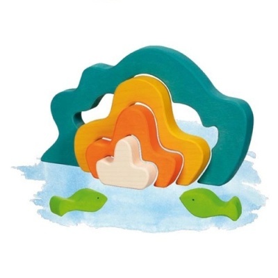 Brinquedo de madeira colorido com peças empilháveis e peixes verdes