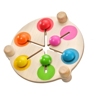 Brinquedo de madeira redondo com seis hastes coloridas e base de madeira clara