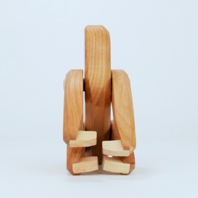 Estatueta de madeira com formas arredondadas e retangulares, madeira clara