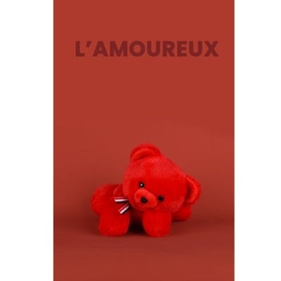 Urso de peluche vermelho com laço listrado sobre fundo vermelho com texto L'AMOUREUX