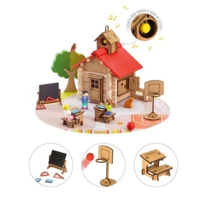 Casa de brinquedo em madeira com mobiliário escolar e figuras