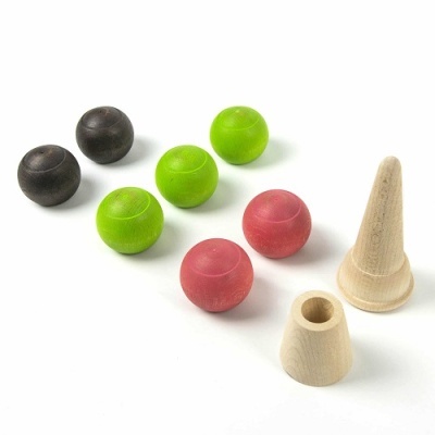 Conjunto de bolas coloridas e peças cónicas de madeira sobre fundo branco