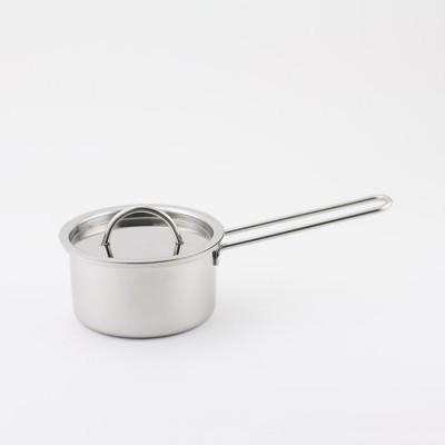 Panela pequena de aço inoxidável com tampa e cabo longo prateados
