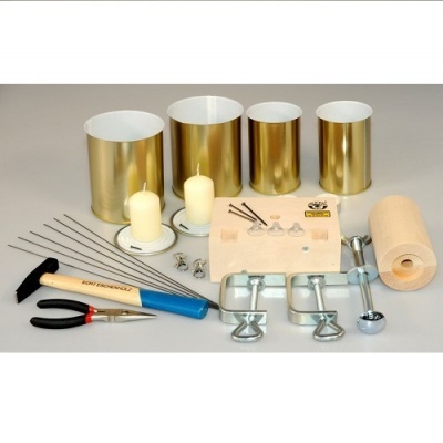 Conjunto de fabrico de velas com latas douradas, velas, pavio, ferramentas e acessórios sobre fundo neutro