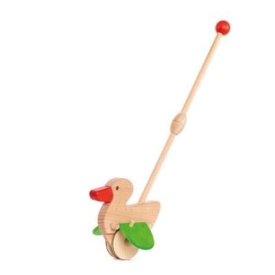 Brinquedo de empurrar de madeira em forma de pato com bico vermelho e asas verdes