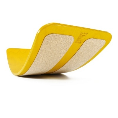 Prancha de equilíbrio amarela com superfícies antiderrapantes bege claro e design curvado