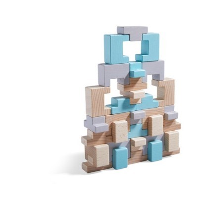 Blocos de madeira em diferentes formas e cores empilhados