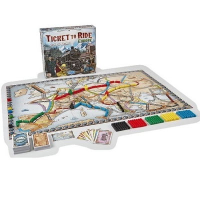 Jogo Ticket to Ride Europe com tabuleiro e peças coloridas
