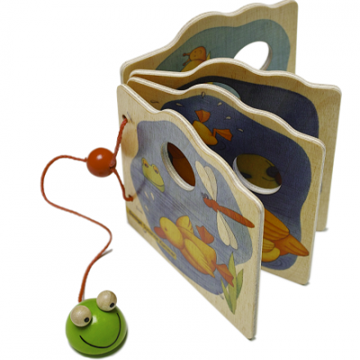 Livro infantil de madeira com ilustrações de animais e corda laranja com pendente verde