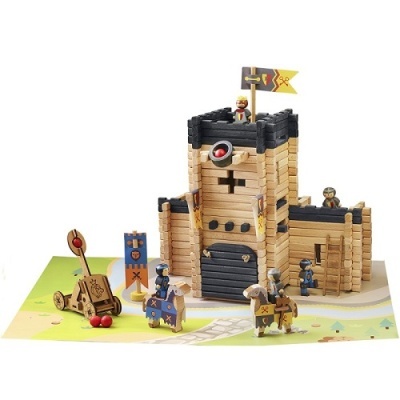 Brinquedo castelo medieval de blocos de madeira com cavaleiros e catapulta