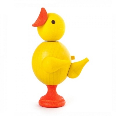 Brinquedo de madeira amarelo em forma de pato com detalhes em vermelho
