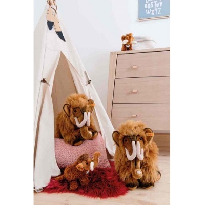 Brinquedos de mamute em pelúcia dentro de uma tenda branca numa sala com cómoda clara e quadro azul