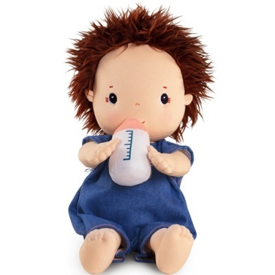 Boneca de pano com roupa azul segurando biberão