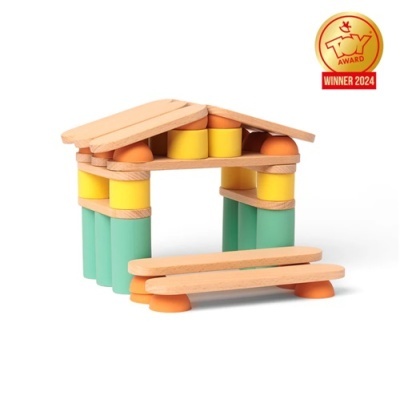 Blocos de construção de madeira coloridos formando uma casa com banco e selo TOY AWARD WINNER 2024