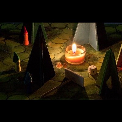 Jogo de tabuleiro com peças triangulares coloridas e vela acesa no centro