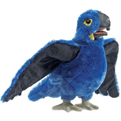 Pelúcia de papagaio azul com asas abertas