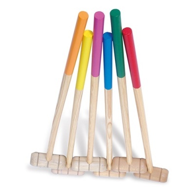Sete tacos de croquet de madeira com ponteiras coloridas
