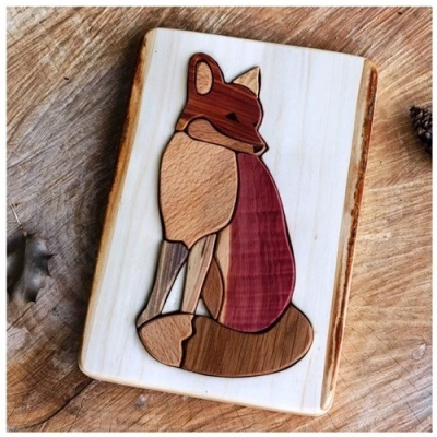 Quadro de madeira com raposa estilizada em mosaico de várias madeiras