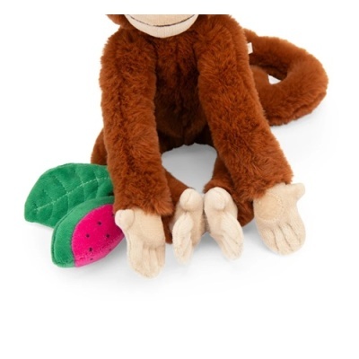 Pelúcia de macaco castanho com brinquedo verde e rosa em fundo branco