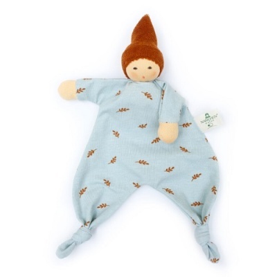 Boneco de pano com roupa azul e gorro castanho