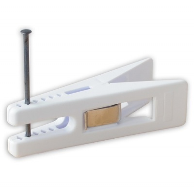 Clipe branco de plástico com prego metálico