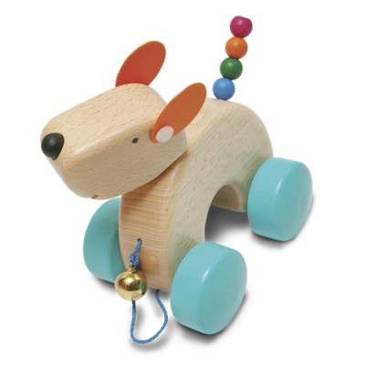 Brinquedo de madeira em forma de cachorro com rodas azuis e cauda de contas coloridas