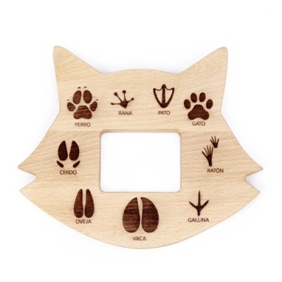 Moldura de madeira em forma de rosto de gato com pegadas gravadas e texto em espanhol
