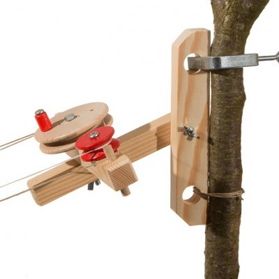 Suporte de madeira com polias e cordas preso a um tronco de árvore