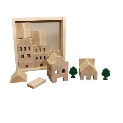 Conjunto de blocos de madeira natural para construção com casas e árvores verdes