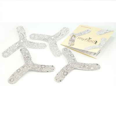 Conjunto de quatro boomerangs decorativos em madeira clara e folheto com logo myFibo