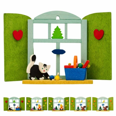 Janela decorativa de madeira verde com portas laterais, coração vermelho e gato preto e branco