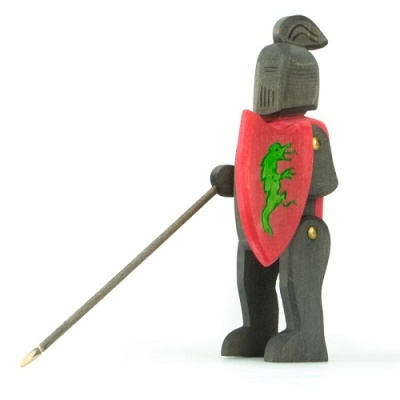 Estatueta de cavaleiro em madeira com escudo vermelho e lança.