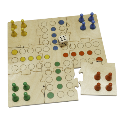 Tabuleiro de jogo de madeira com peças coloridas e dado branco