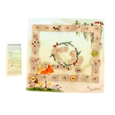 jogo de tabuleiro de madeira sobre natureza com peças ilustradas e tabuleiro de tecido