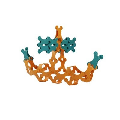 Conjunto de blocos de construção em plástico laranja e azul formando uma coroa