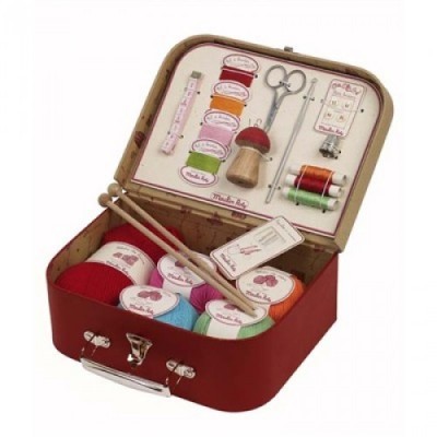 Estojo vermelho aberto com material de costura colorido e ferramentas organizadas.