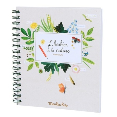 Caderno espiral decorado com plantas e insetos, texto 'L’herbier de la nature Herbarium'.