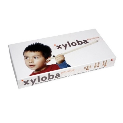 Embalagem branca de xilofone infantil xyloba piccolino com imagem de criança e baqueta.
