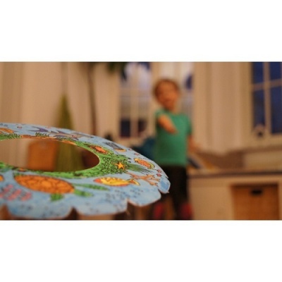 Brinquedo infantil colorido com padrões de animais em fundo azul